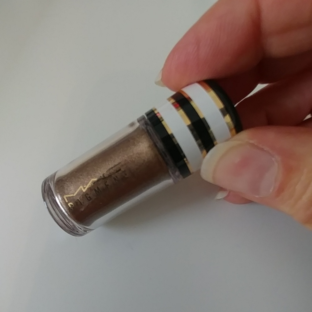 MAC Pigment in MUSEUM BRONZE